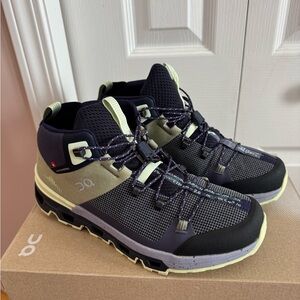 On Cloudtrax Hiking Boot Sneaker Running Shoe Reseda/ Lavender
Womens US 8,5